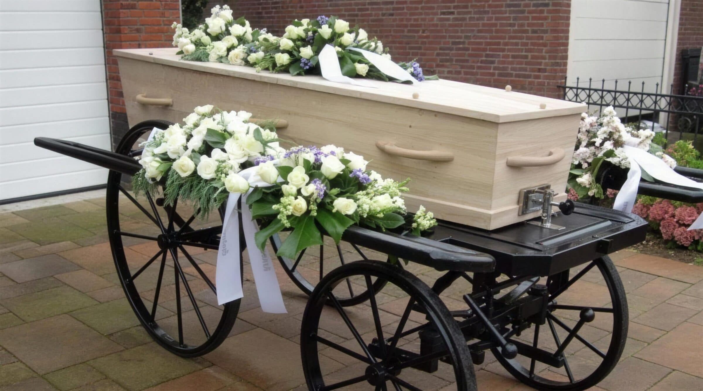 De Arkadya Loopkoets met een lichte houten kist en witte bloemen
